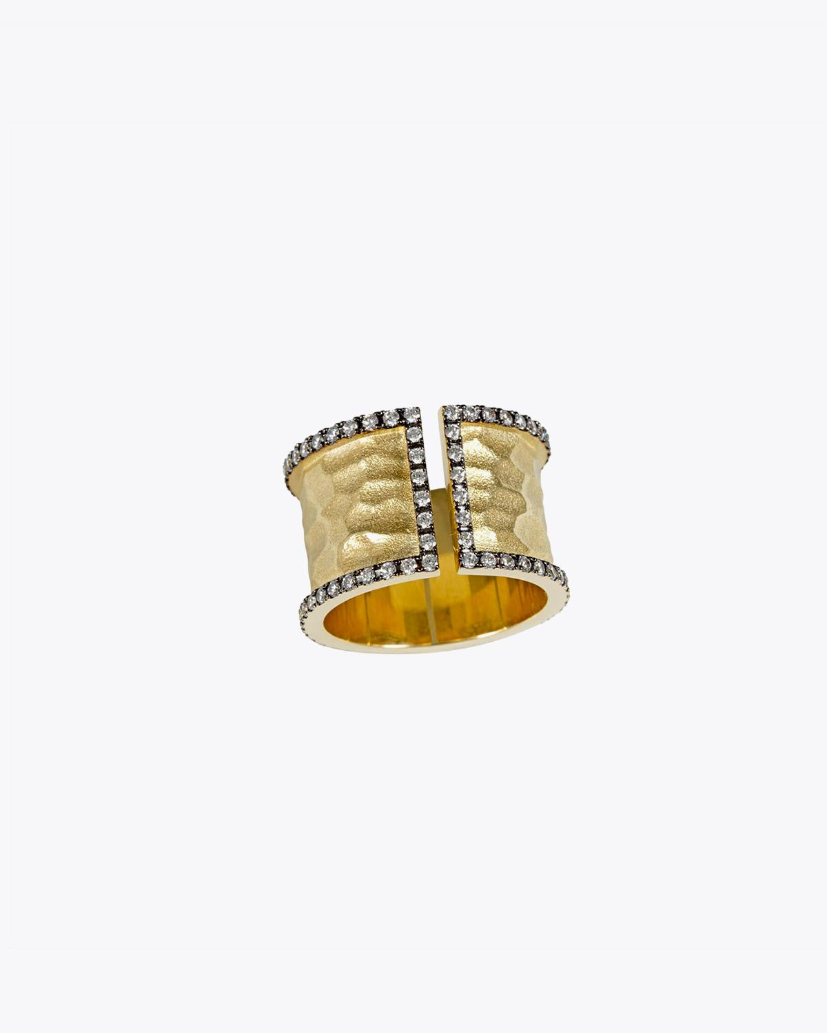 Feidt Bague Ouverte Martelée Grand Modèle – Or Jaune 9K et Saphirs Blancs