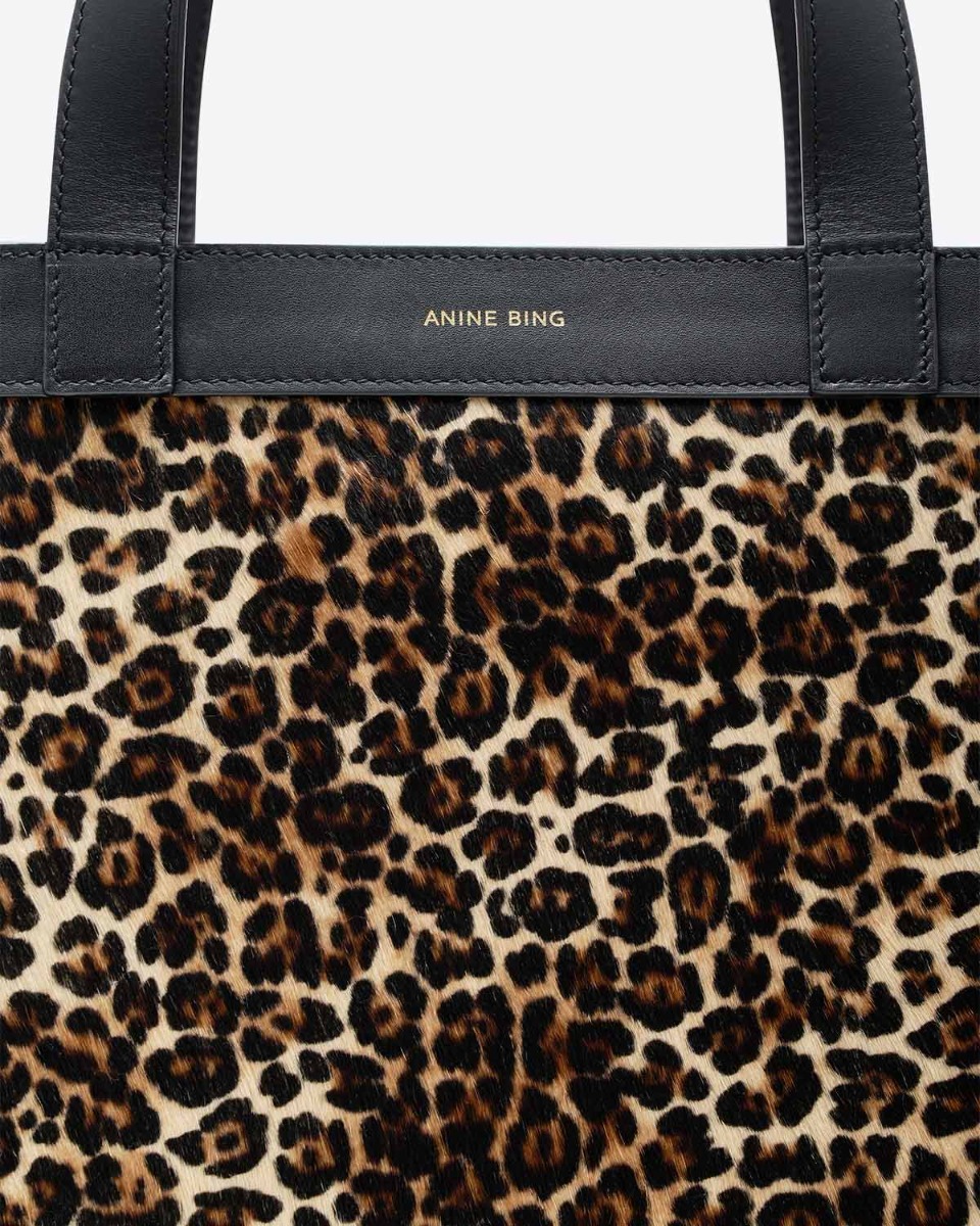 Sac cabas Rio Anine Bing en cuir pony léopard. Détail du logo "ANINE BING" doré.