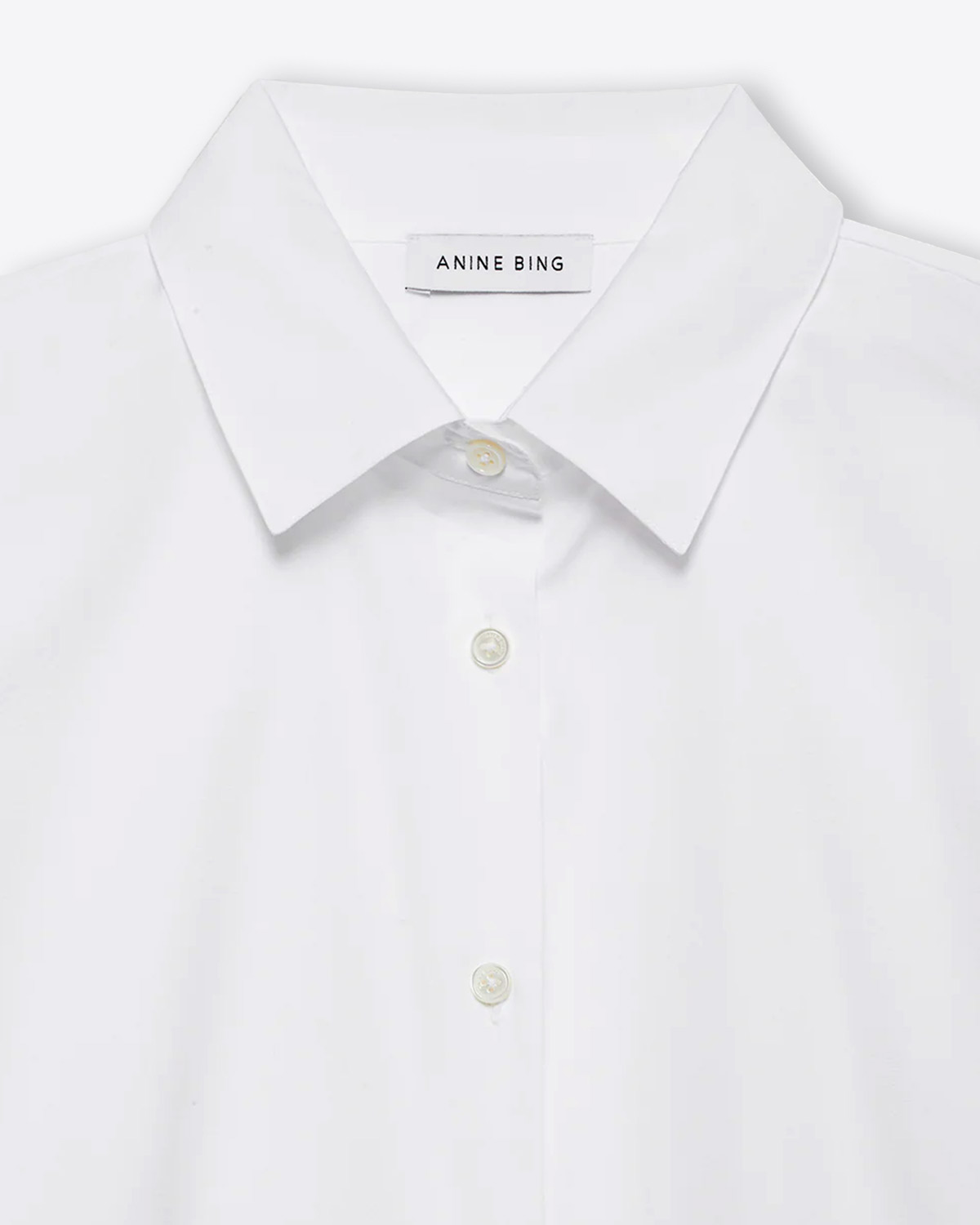 Chemise manches longues classique en popeline de coton blanche Essie Anine Bing. Face. Détail du col.