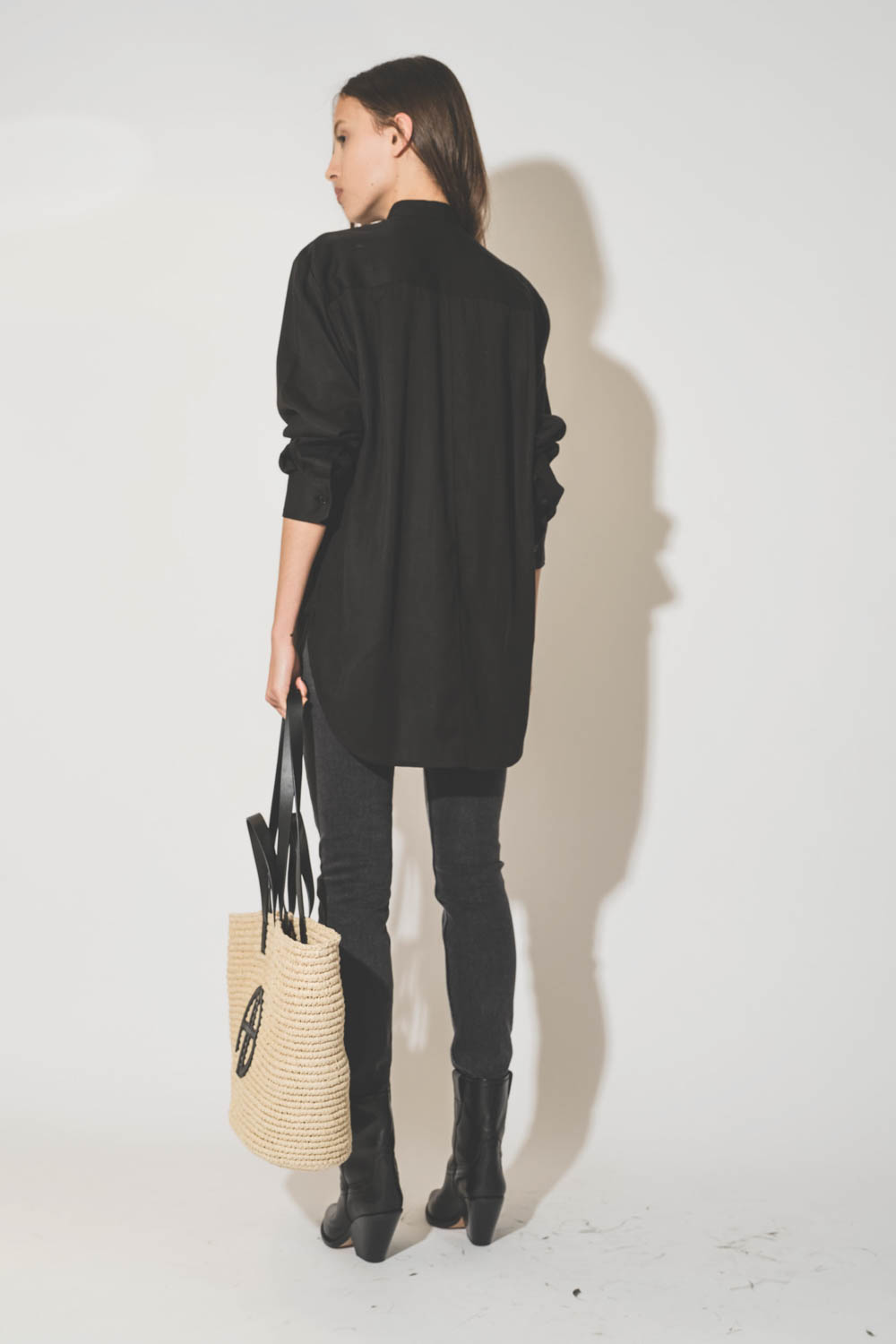 Jean slim taille haute gris Iron Beck Anine Bing. Porté de dos.