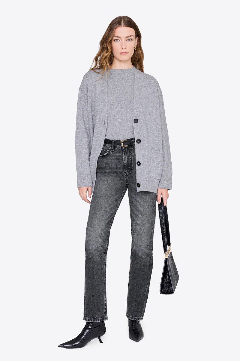 Jean Bruno Anine Bing de denim gris foncé Washed Smoke Grey. Porté de face avec un pull gris.