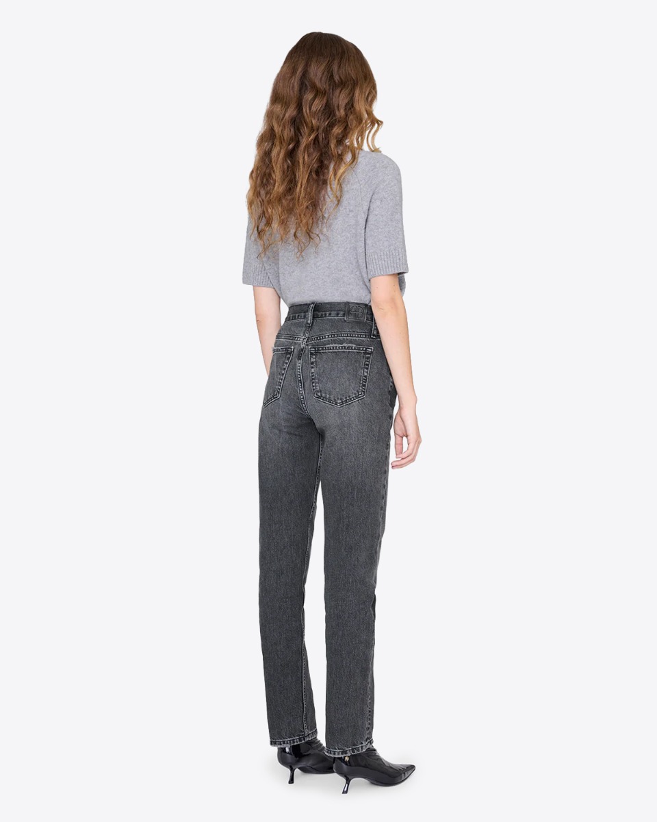 Jean Bruno Anine Bing de denim gris foncé Washed Smoke Grey. Porté de dos avec un pull gris.