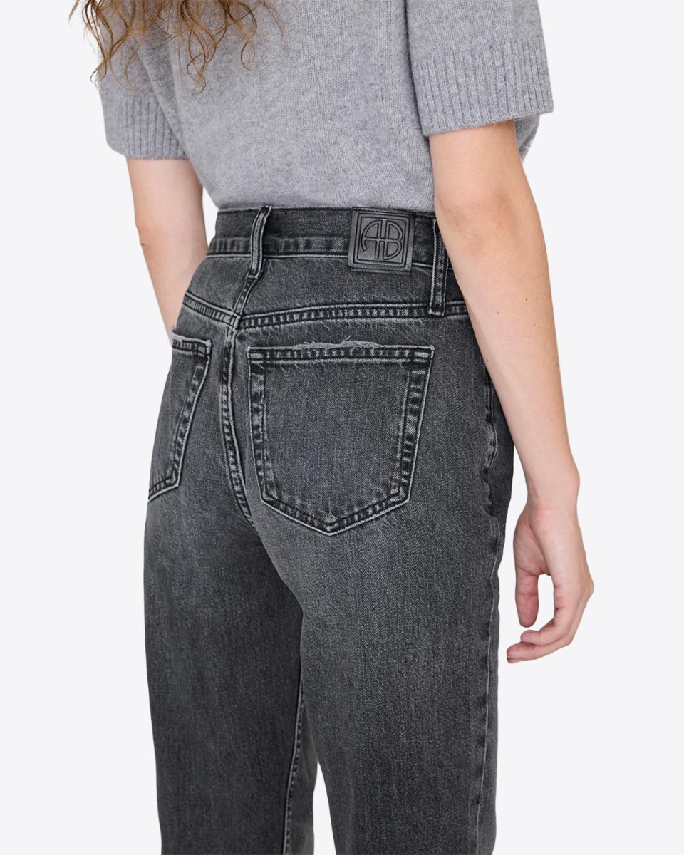 Jean Bruno Anine Bing de denim gris foncé Washed Smoke Grey. Détail des poches à l'arrière et de l'étiquette en cuir noir, avec le logo "AB". 