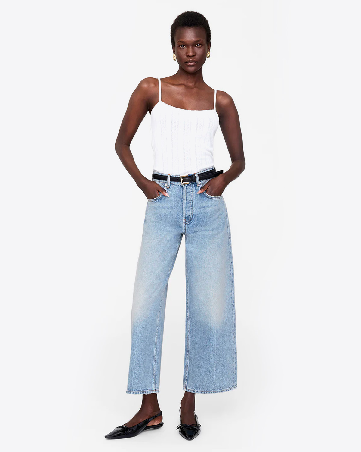 Jean taille haute jambe large Heath Anine Bing en coton régénératif bleu ciel. Porté de face.