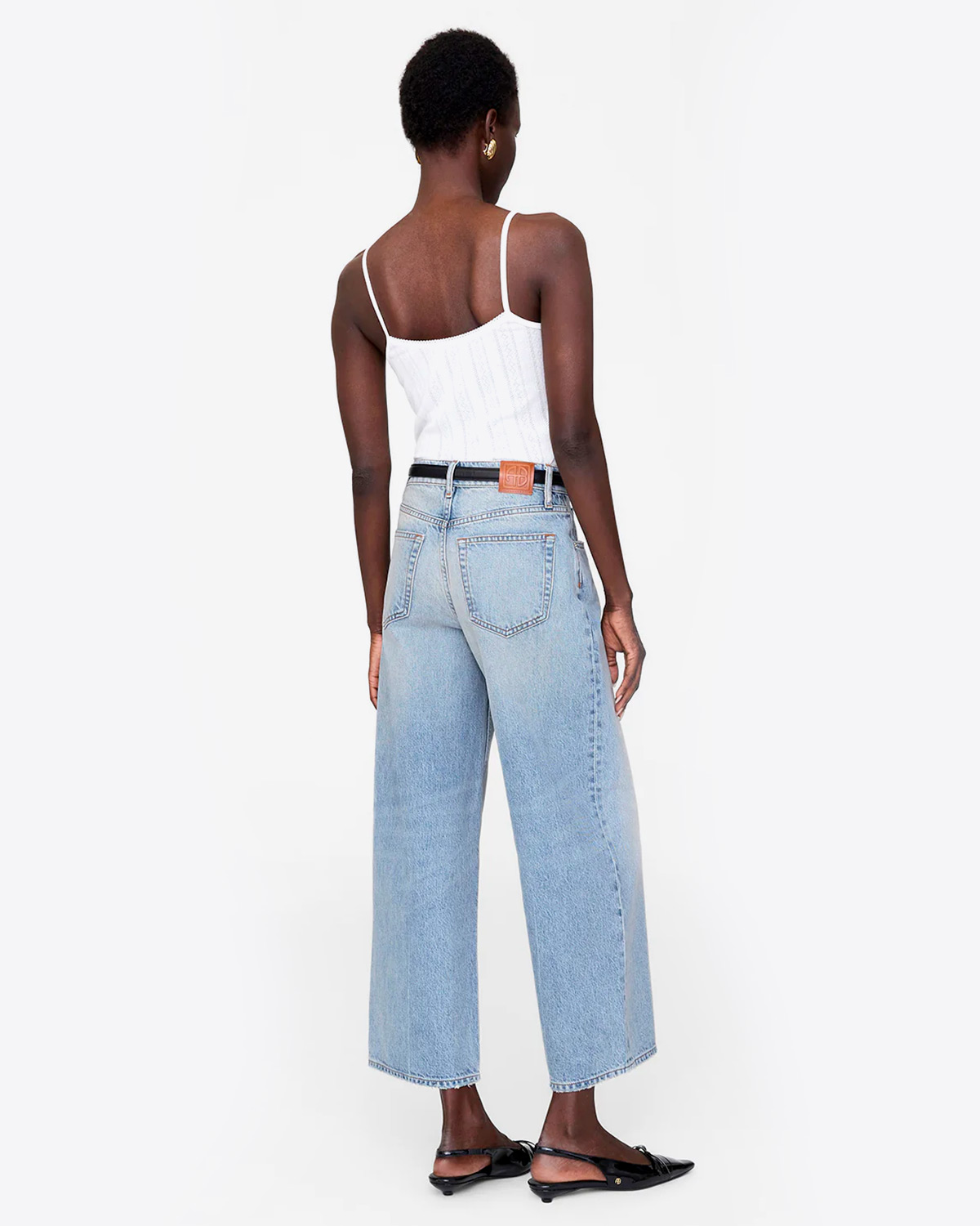 Jean taille haute jambe large Heath Anine Bing en coton régénératif bleu ciel. Porté de dos.