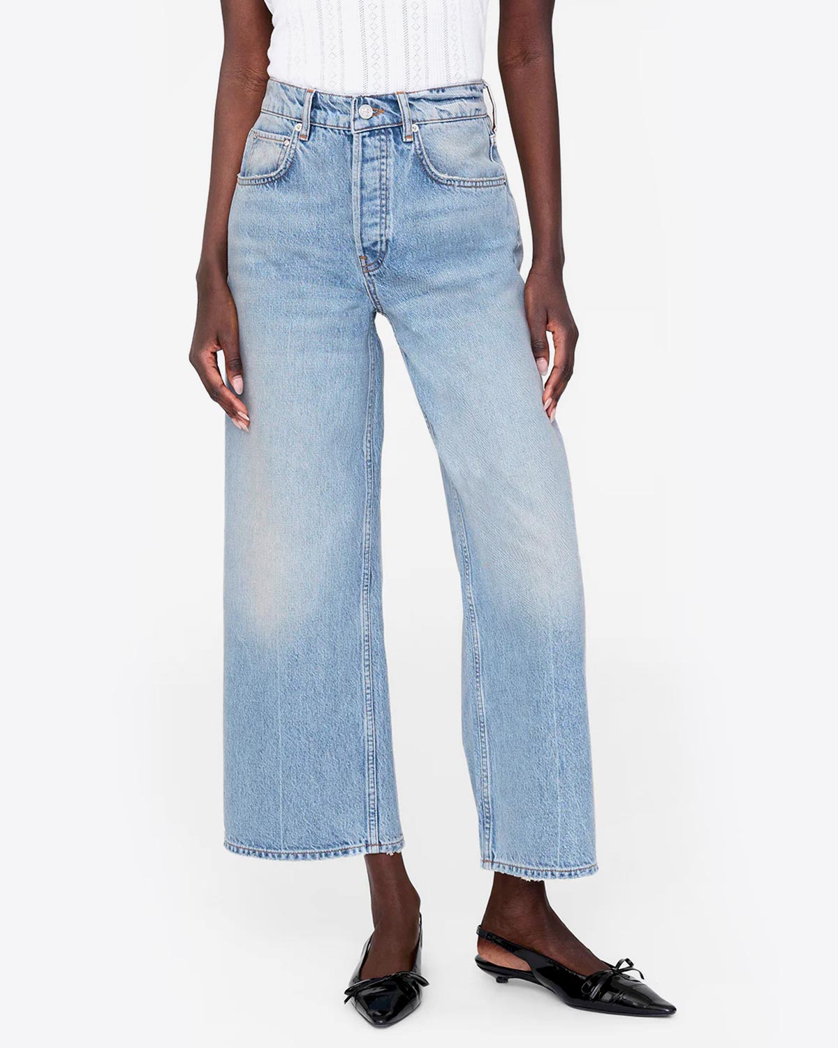 Jean taille haute jambe large Heath Anine Bing en coton régénératif bleu ciel. Porté avec des ballerines noires.