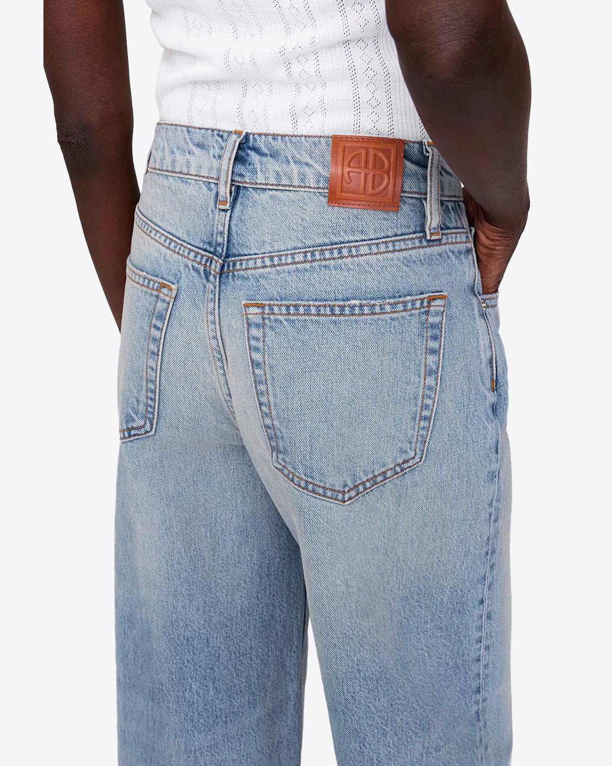 Jean taille haute jambe large Heath Anine Bing en coton régénératif bleu ciel. Détail du dos avec étiquette logo "AB".