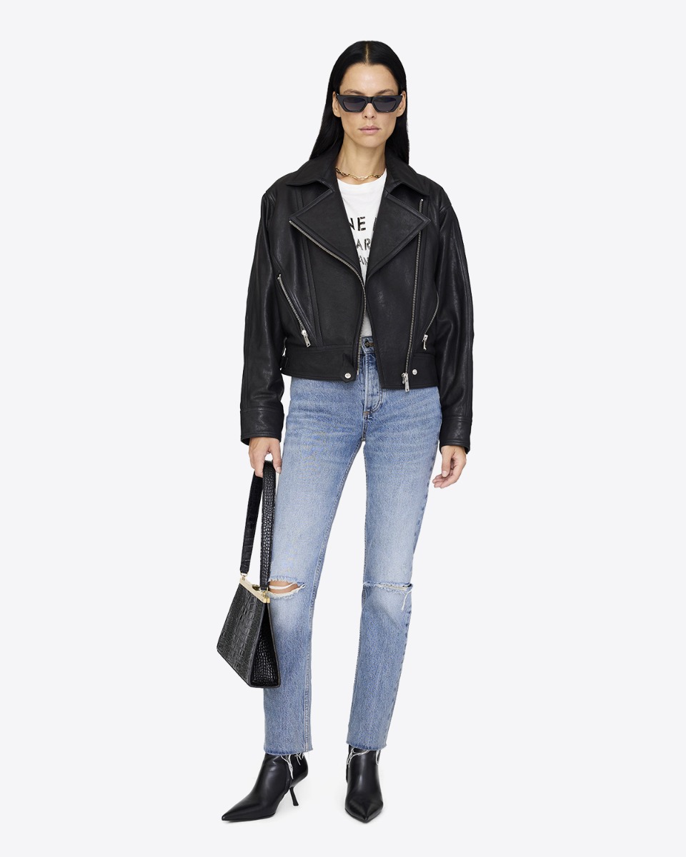Perfecto Julie Anine Bing en cuir noir, porté de face ouvert.