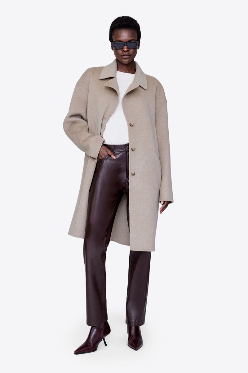 Manteau Portia Anine Bing en laine et cachemire épais et double face beige porté de face.