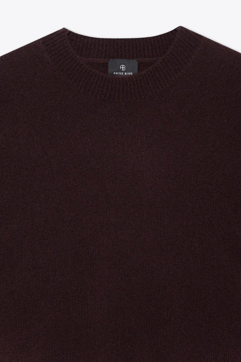 Pull Lee Crew Anine Bing en cachemire marron. Détail de l'encolure ronde.