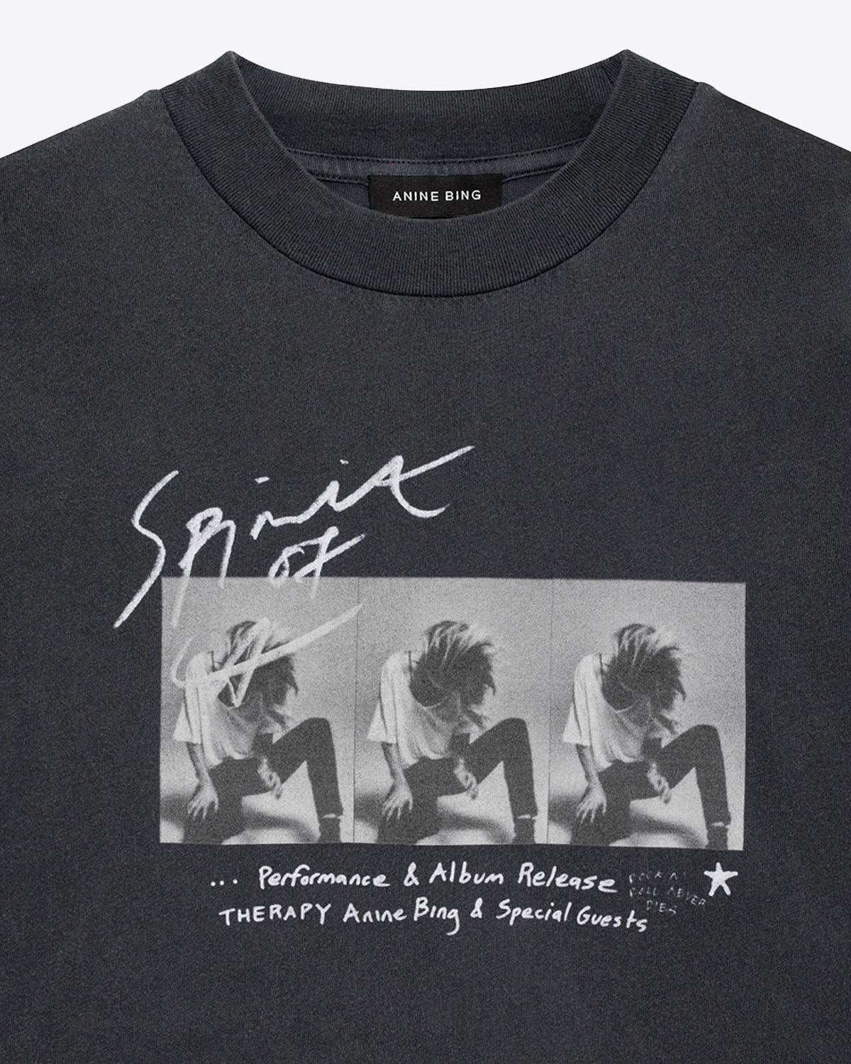 Tee-shirt Ashton Concert Anine Bing. Manches courtes en jersey de coton noir délavé avec sérigraphie de la pochette de l'album "Therapy" d'Anine Bing. Détail de la sérigraphie sur le devant.