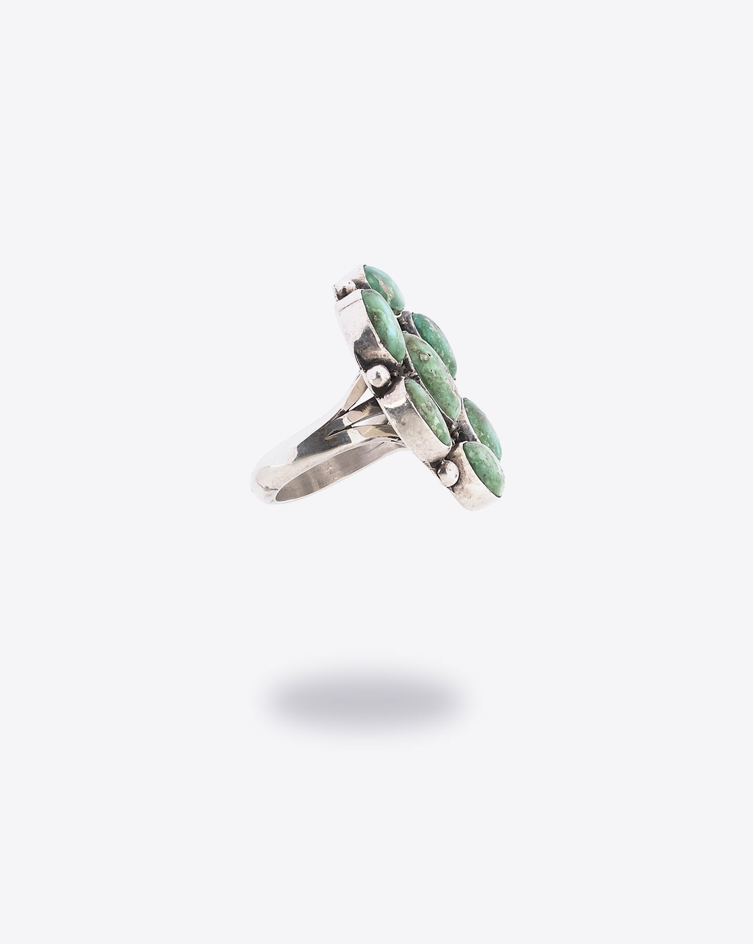 Bague Lake Carico Harpo forme fleur avec pierres turquoises.