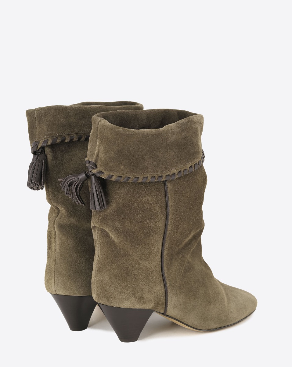 Boots Dalby Isabel Marant en cuir suédé bronze. Détail du revers souligné de cuir tressé ton sur ton et pompons.