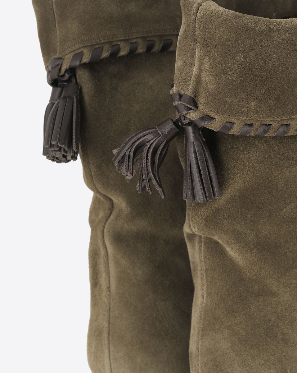 Boots Dalby Isabel Marant en cuir suédé bronze. Détail des pompons en cuir à l'arrière. 