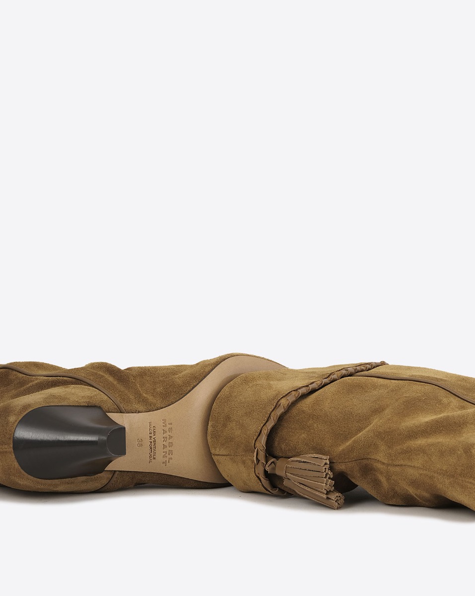 Boots Dalby Isabel Marant en cuir suédé drapé cognac. Détail du dessous des semelles en cuir.