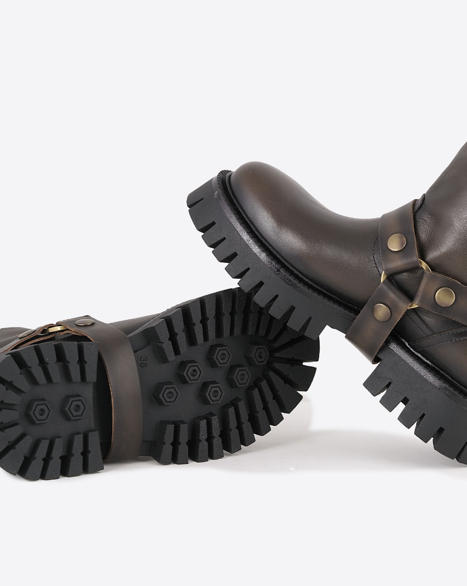 Bottes Kurt Chunky Golden Goose femme en cuir marron vieilli. Détail de la semelle.