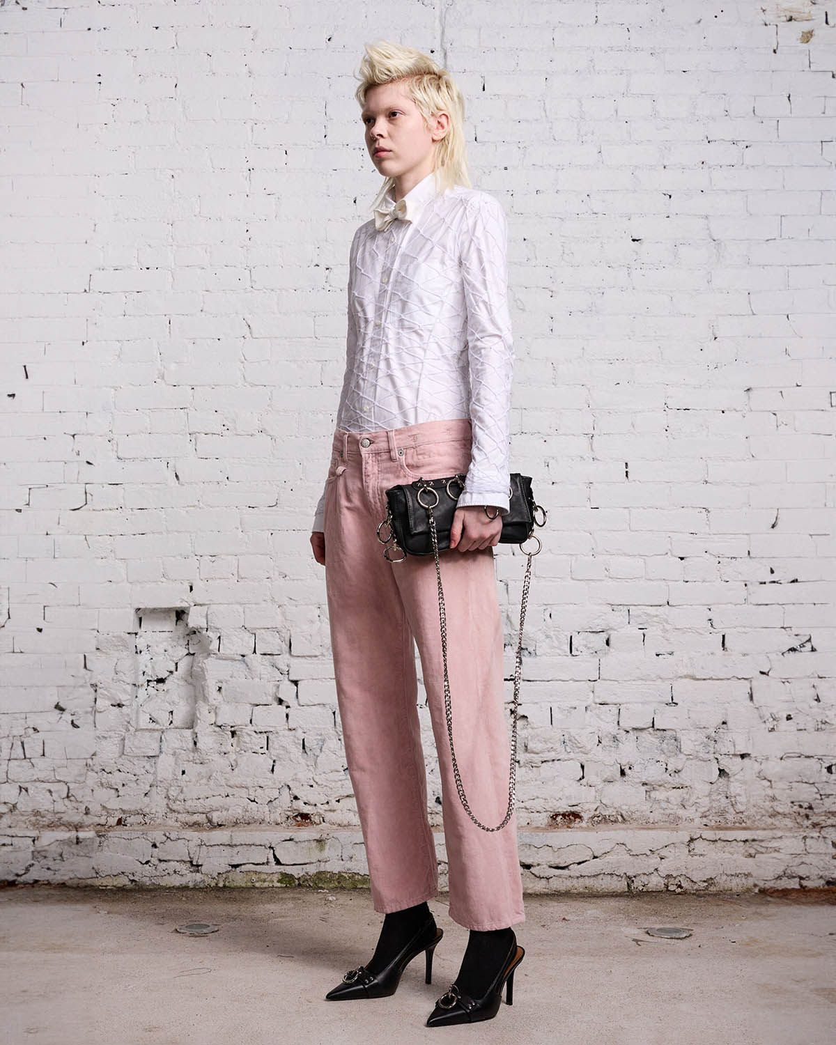 Jean Boyfriend en velours lisse rose r13. Porté avec une chemise blanche. 
