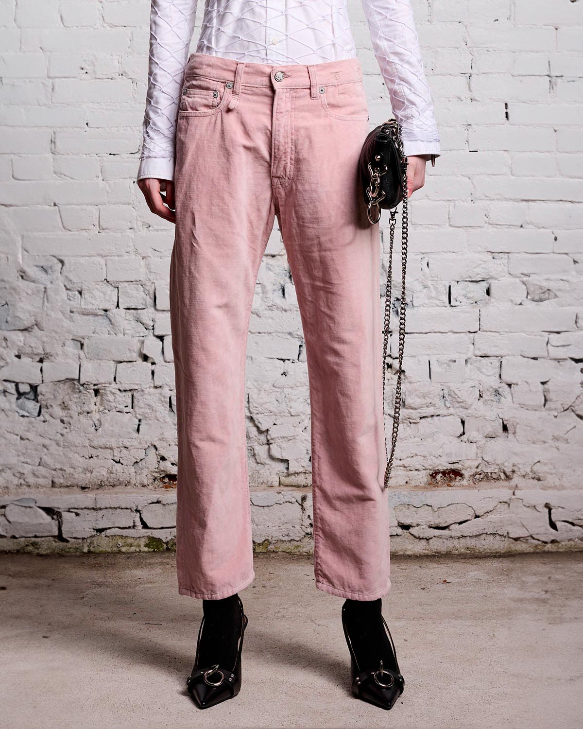 Jean Boyfriend en velours lisse rose r13. Porté de face.
