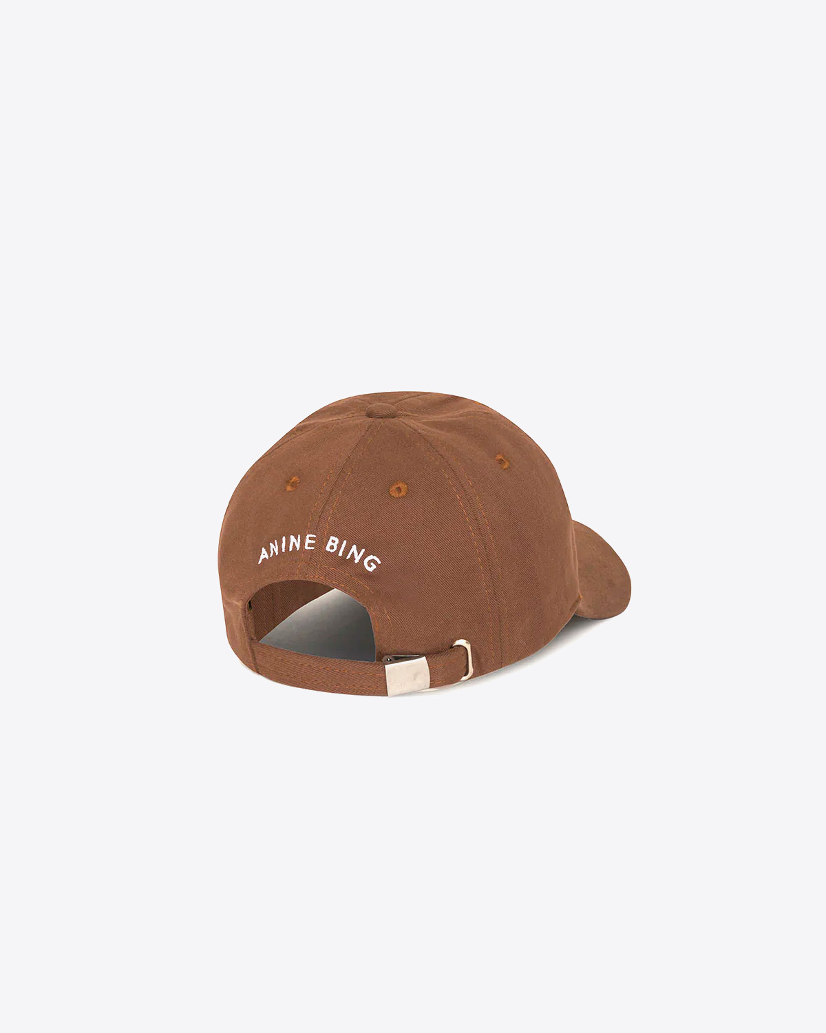 Casquette Jeremy en toile camel petit logo AB Anine Bing brodé en blanc. Détail de l'arrière de la casquette réglable avec broderie Anine Bing.