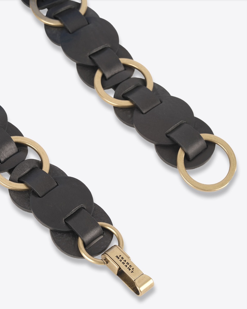 Ceinture Lota Isabel Marant en cuir noir entrelacé avec des anneaux en métal dorés. Détail du mousqueton gravé Isabel Marant.