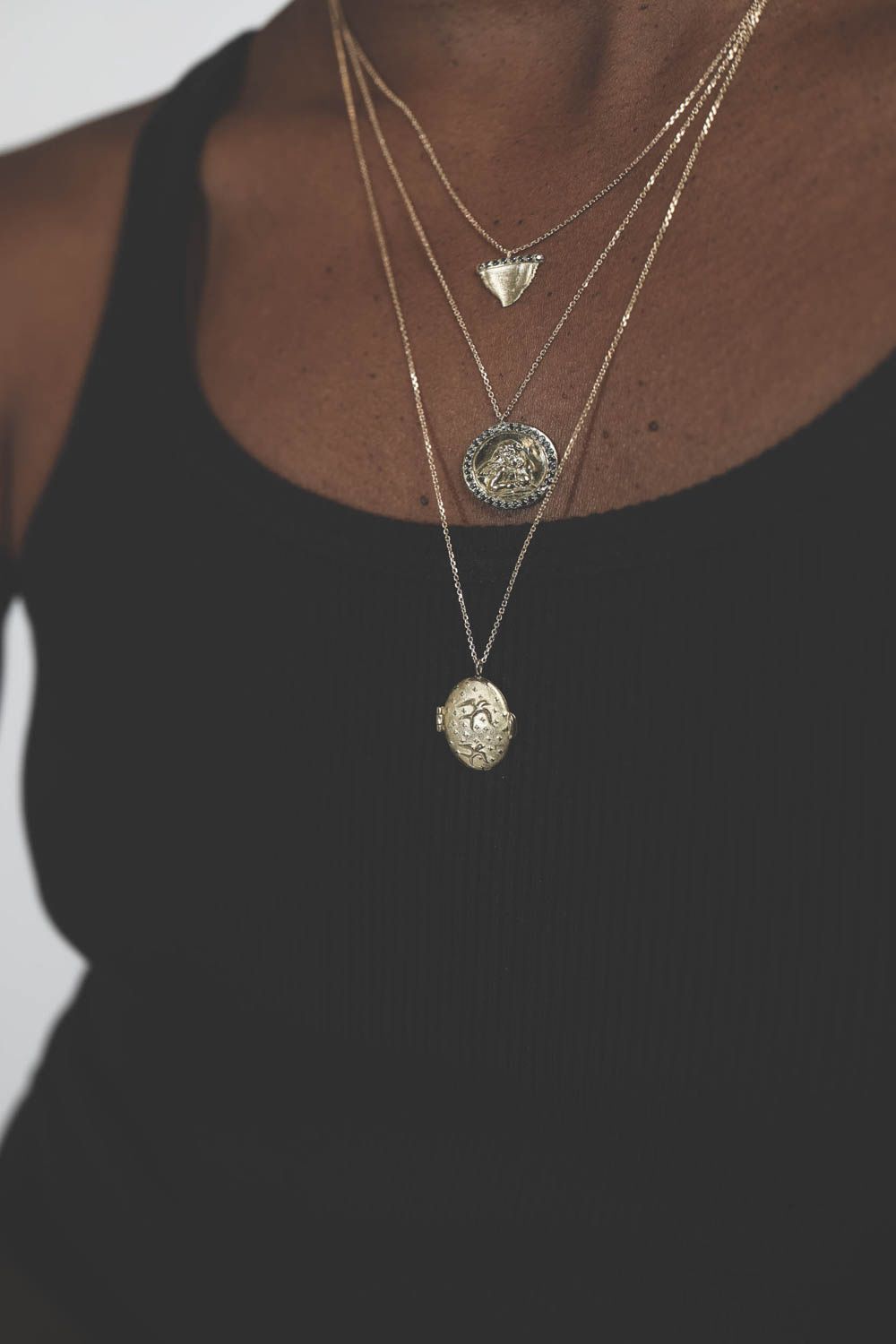 Feidt Collier Ange Raphael – Or jaune 9k & Saphirs Gris 50 cm
