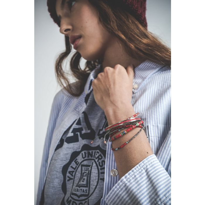 Bracelet Africain Disques Vinyl Rouge M.Cohen. Porté face.