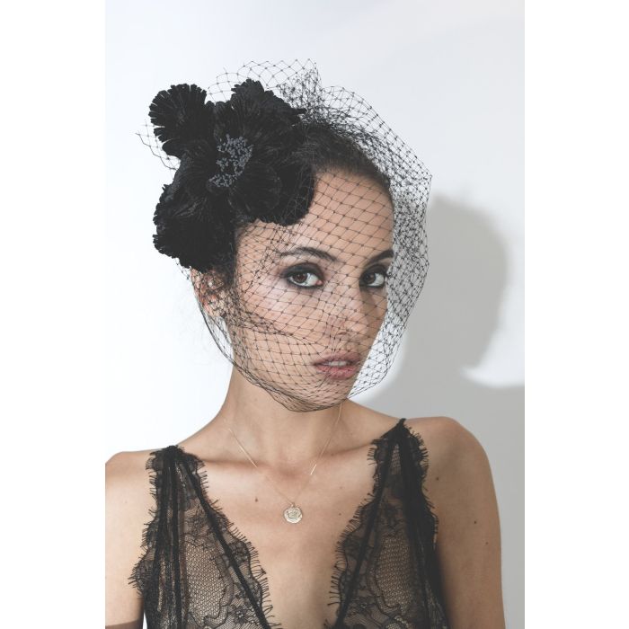 Soutien-gorge triangle en dentelle noir Delicate Anine Bing. Porté Face. 