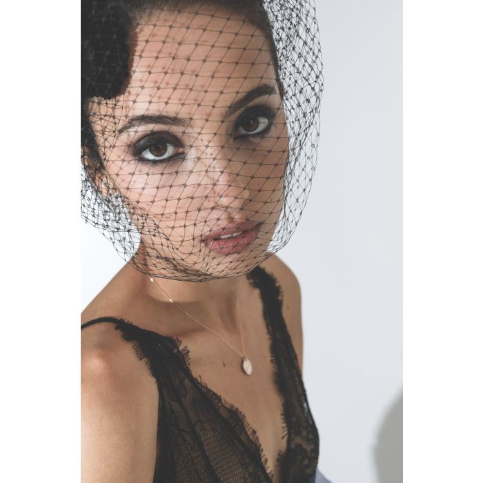 Soutien-gorge triangle en dentelle noir Delicate Anine Bing. Porté profil.