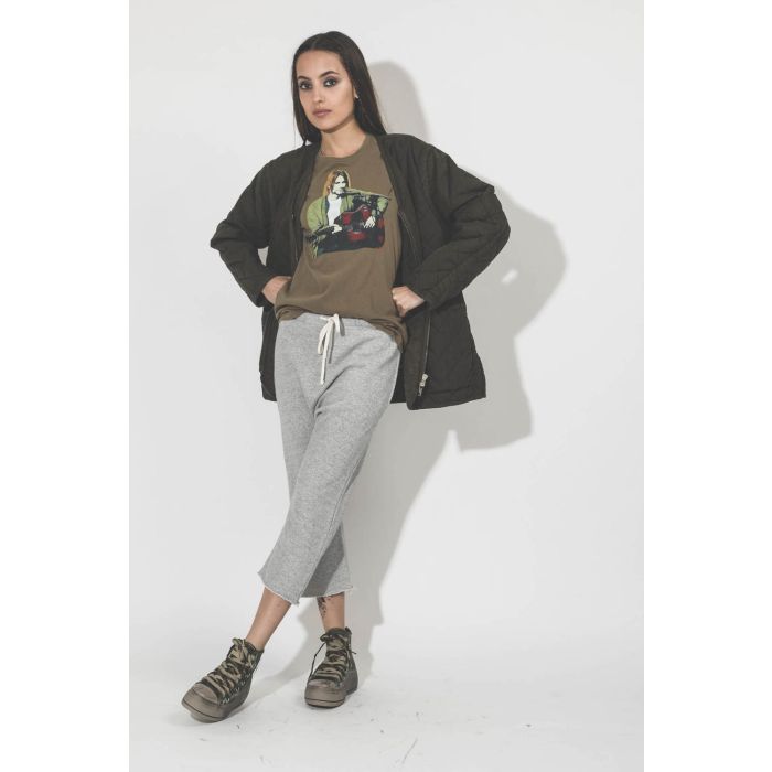 Pantalon en sweat sarouel gris chiné r13. Porté avec une veste.