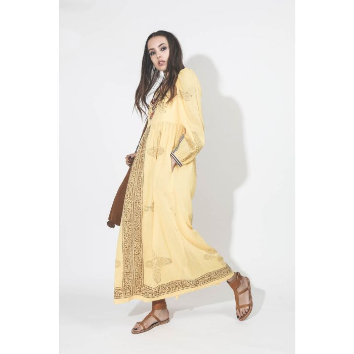 Robe longue manches longues en voile de coton jaune imprimé et brodé Alix of Bohemian. Porté profil. 