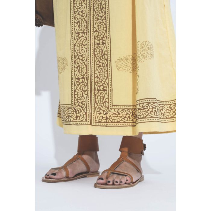 Robe longue manches longues en voile de coton jaune imprimé et brodé Alix of Bohemian. Détail bas. 
