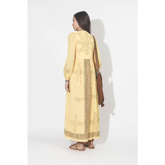 Robe longue manches longues en voile de coton jaune imprimé et brodé Alix of Bohemian. Porté dos.