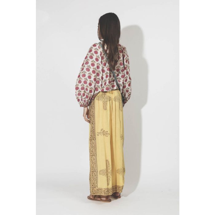 Pantalon en voile de coton imprimé jaune Alix of Bohemian. Porté dos.