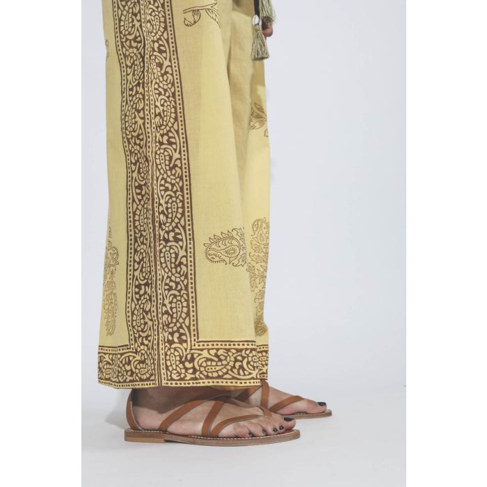 Pantalon en voile de coton imprimé jaune Alix of Bohemian. Détail bas de jambe. 