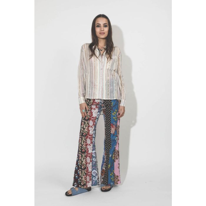 Pantalon en coton évasé imprimé patchwork Alix of Bohemian. Porté face. 