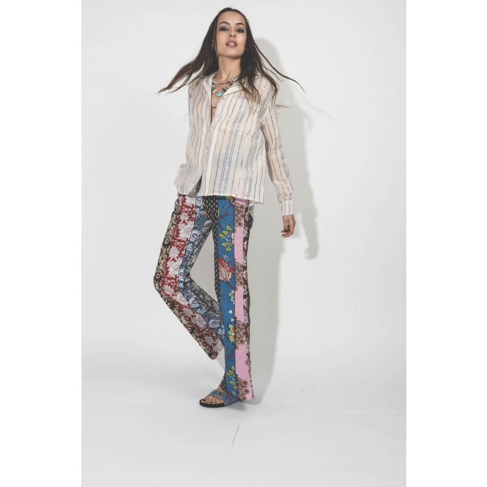 Pantalon en coton évasé imprimé patchwork Alix of Bohemian. Porté avec une chemise manches longues en voile de coton.