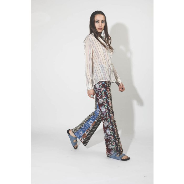 Pantalon en coton évasé imprimé patchwork Alix of Bohemian. Porté profil.