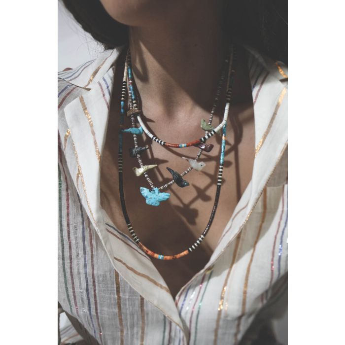 Chemise manches longues en voile de coton à rayures lurex Alix of Bohemian. Porté avec des bijoux bohème. 