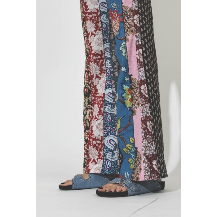 Pantalon en coton évasé imprimé patchwork Alix of Bohemian. Détail bas évasé. 