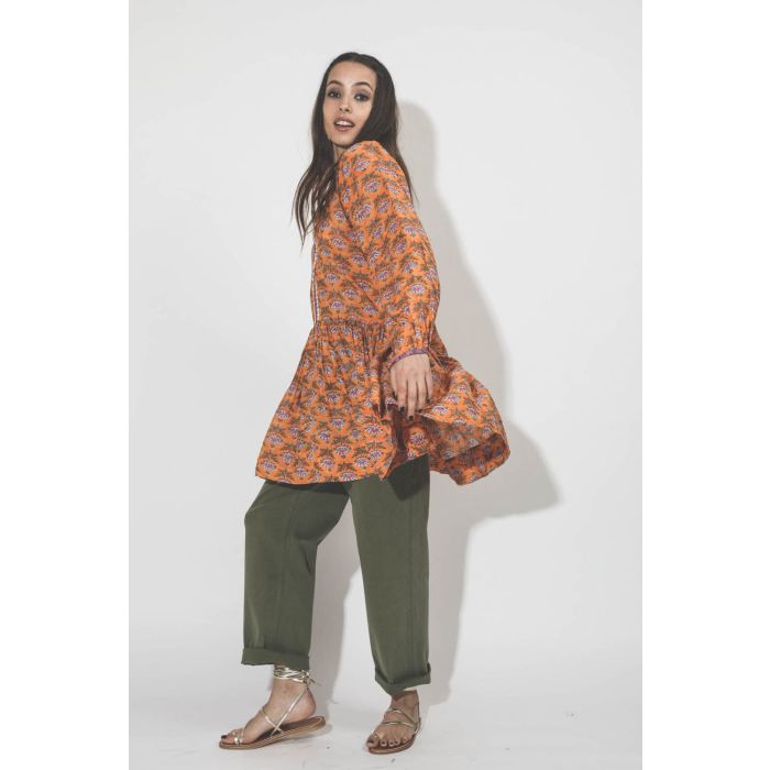 Robe courte manches longues en coton imprimé fleurs orange Sula Alix of Bohemain. Porté profil.