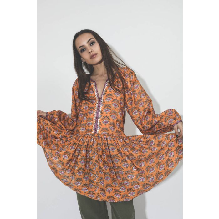 Robe courte manches longues en coton imprimé fleurs orange Sula Alix of Bohemain. Détail. 