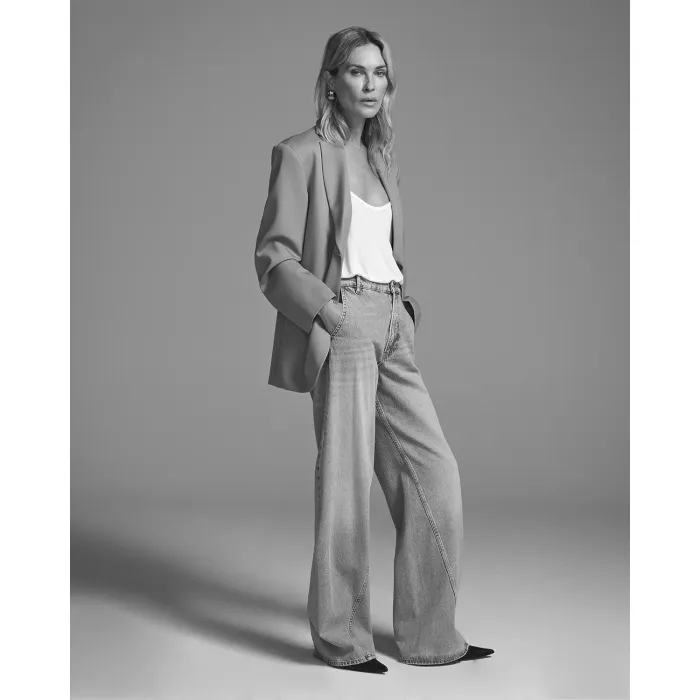 Blazer beige Quinn Anine Bing. Porté par Erin Wasson.