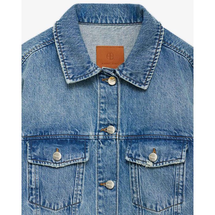Veste en jean Rory Anine Bing en denim bleu vintage. Gros plan sur les détails. 