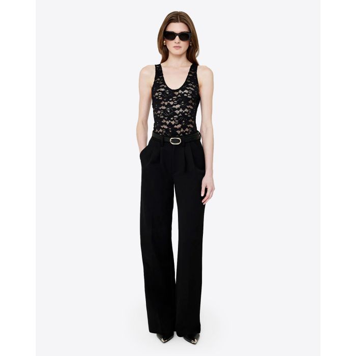 Body noir en dentelle Alysha Anine Bing. Porté avec un pantalon noir.