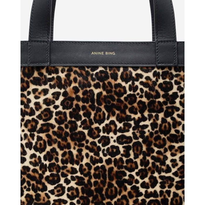 Sac cabas Rio Anine Bing en cuir pony léopard. Détail du logo "ANINE BING" doré.