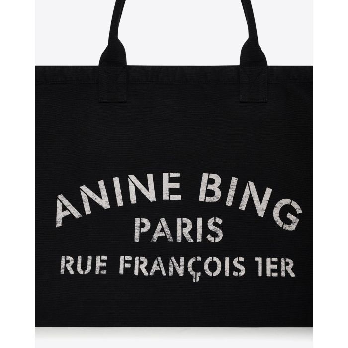 Cabas Leo Anine Bing en toile de coton noir logo blanc " ANINE BING PARIS RUE FRANCOIS 1ER ", détail de la sérigraphie.