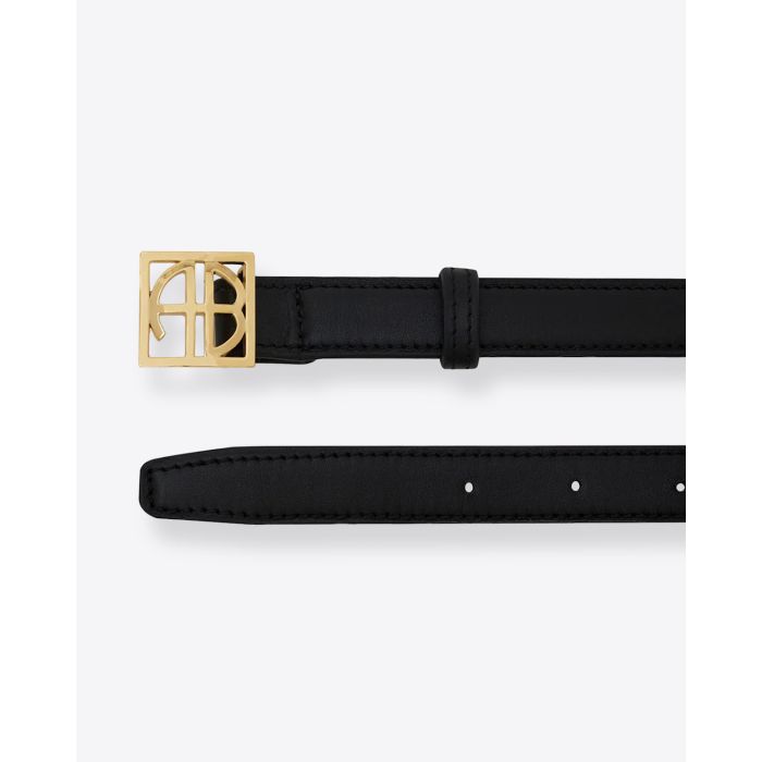 Ceinture Monogramme Anine Bing en cuir noir. Vue sur les détails. 