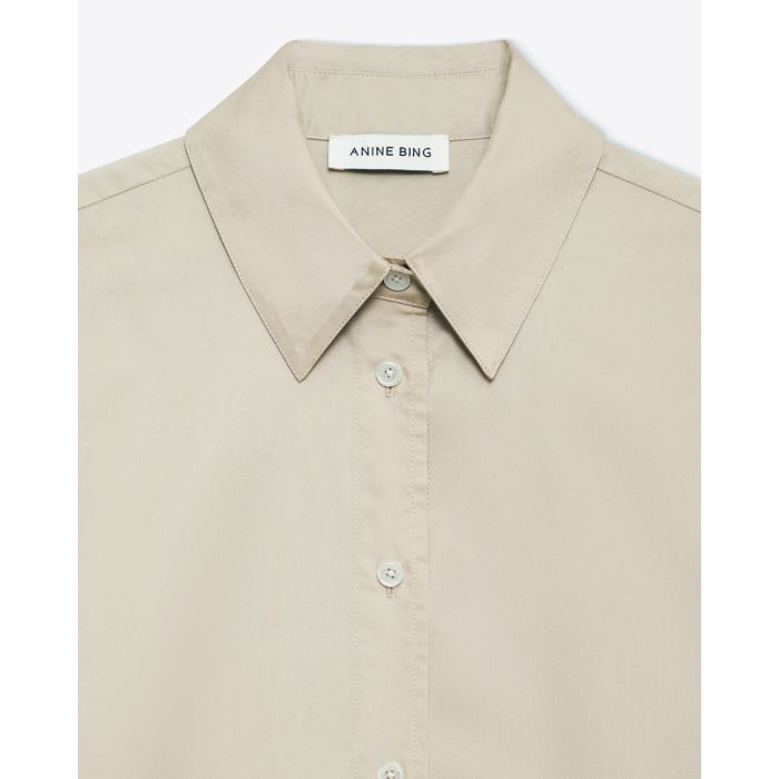 Chemise Essie Anine Bing en popeline de coton beige. Détail de la matière et du col. 