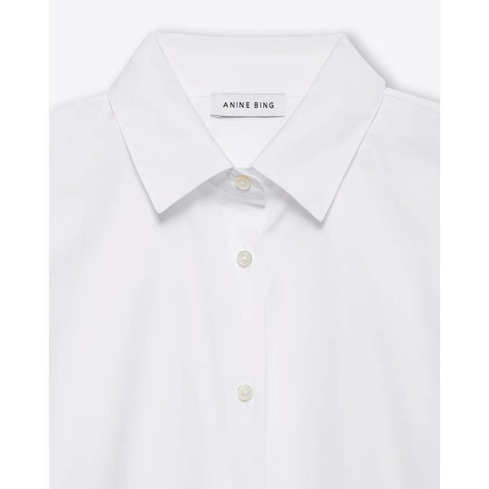Chemise manches longues classique en popeline de coton blanche Essie Anine Bing. Face. Détail du col.