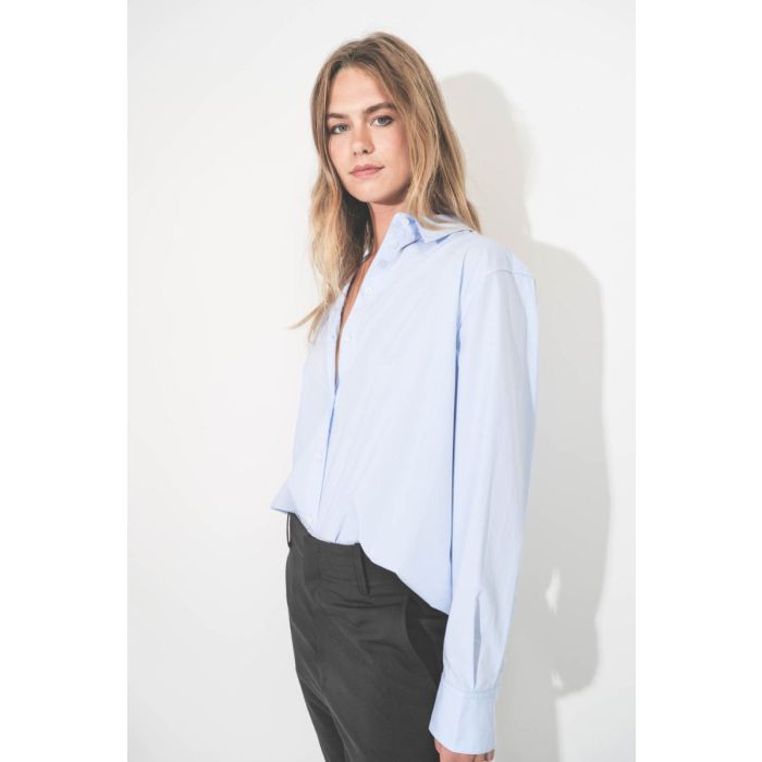 Chemise Essie Anine Bing en popeline de coton bleu ciel. Portée de profil.